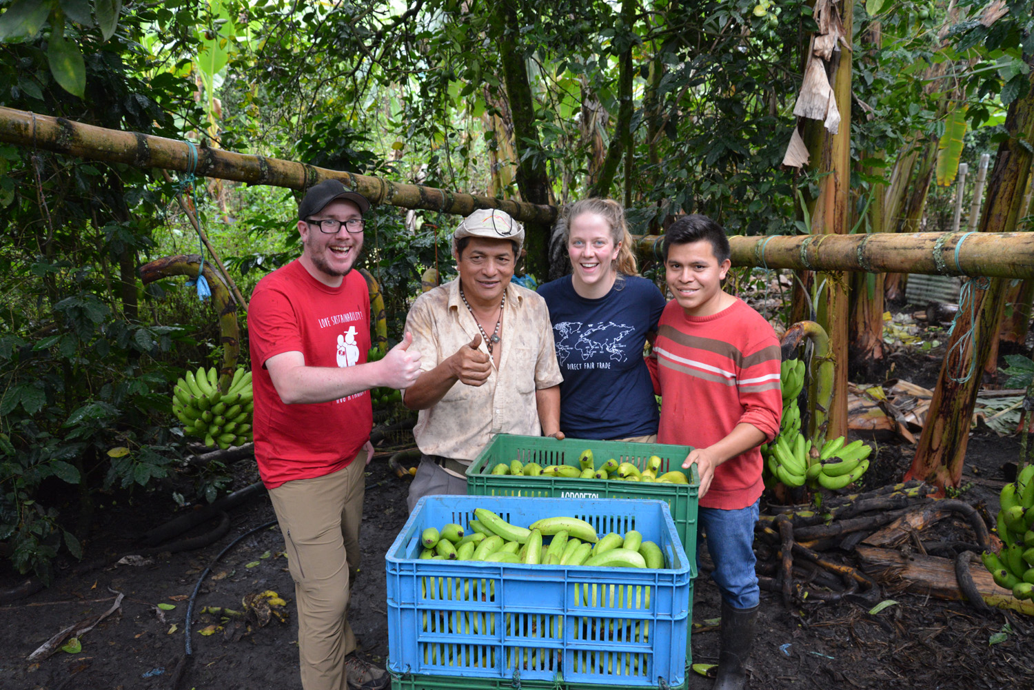 コロンビアのバナナ農家とLG社のスタッフ