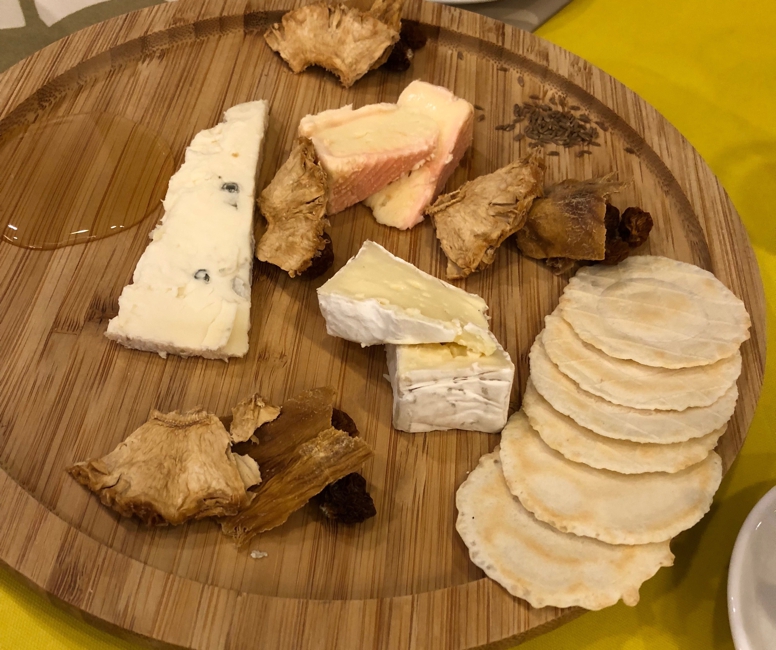 チーズとドライフルーツの盛り合わせプレートの画像
