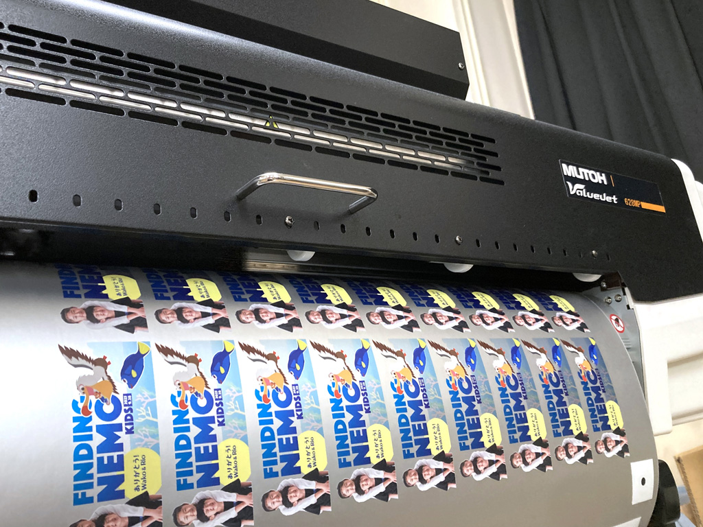 MPプリンターでマットシルバーのシール台紙に印刷している様子です