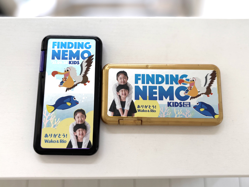 オリジナルラベルを貼ったタブレット菓子のケースの写真です